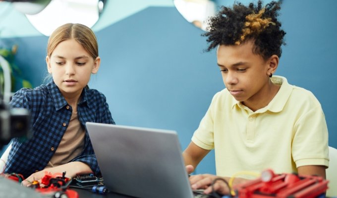 Banner on why kids should learn to code early for future skills